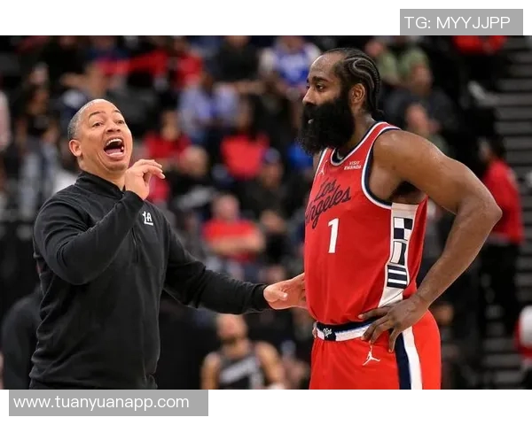 泰伦·卢:赛中我不知道哈登得了多少分,他在进攻端扛着我们