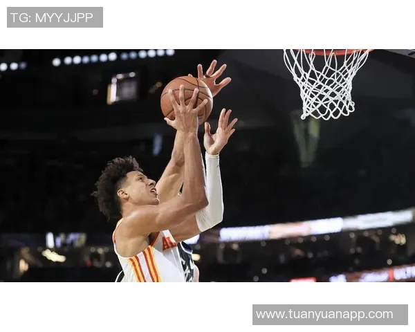 杰伦-约翰逊的精彩反击一条龙滑翔暴扣